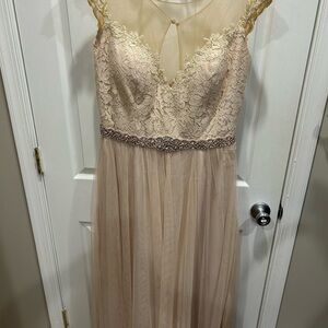 Elegant Lace Evening Dress in Cream